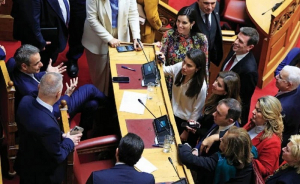 Το κόμμα εργοδότης και οι βουλευτές υπάλληλοι