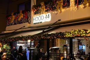 To άκρως γιορτινό &quot;Hood 44&quot; εύχεται σε όλους καλά Χριστούγεννα και ένα χαρούμενο 2025 (φωτορεπορτάζ)