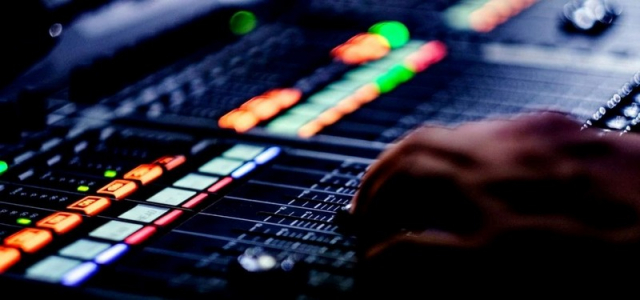 Γλυφάδα: DJ έδειρε άγρια την πρώην του μπροστά στα μάτια του συντρόφου της!