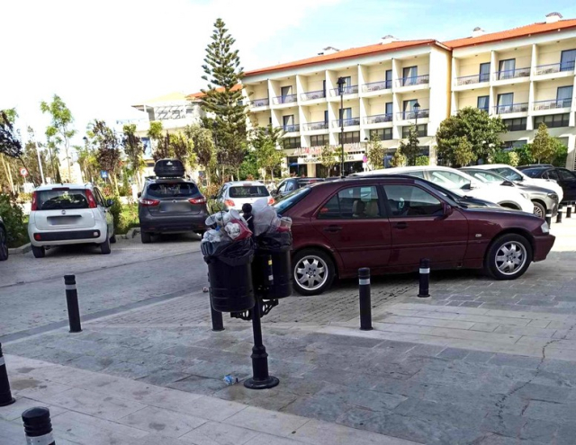Λευκάδα: Σκουπίδια και σπασμένα κολωνάκια "κοσμούν" τους δρόμους (φωτό)