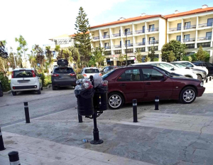 Λευκάδα: Σκουπίδια και σπασμένα κολωνάκια &quot;κοσμούν&quot; τους δρόμους (φωτό)