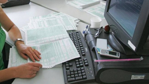 Η εφορία ζητάει στοιχεία φορολογουμένων από τράπεζες, ΕΥΔΑΠ, παρόχους ρεύματος