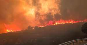 Μαίνεται η πύρινη λαίλαπα στην Κύπρο - Δύο άνθρωποι κάηκαν ζωντανοί στην προσπάθειά τους να διαφύγουν με το αυτοκίνητο
