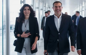 Η Πόπη κούνησε μαντίλι στον ΣΥΡΙΖΑ
