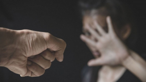 Ἄνθρωποι, βία καὶ νόμοι