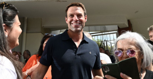 Κασσελάκης: Ήμουν κουρασμένος, θέλω δύο μήνες εξάσκηση στα ελληνικά, λέει για το «κρατίδιο» στα Κατεχόμενα