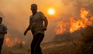 Φωτιά τώρα: Πολυμέτωπη μάχη με τις αναζωπυρώσεις σε Ρόδο, Κέρκυρα, Κάρυστο και Αχαΐα