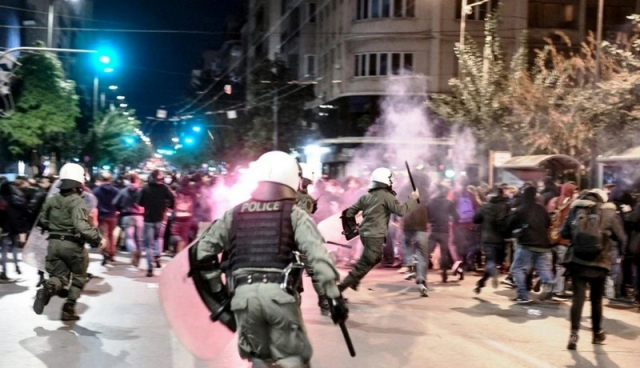 «Πεδίο μάχης» το Α.Τ. Ομόνοιας – Μολότοφ, πετροπόλεμος και χημικά