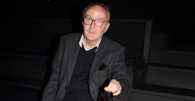 Ντίνος Καρύδης: Τα δύσκολα παιδικά χρόνια, οι συνεργασίες με Βουγιουκλάκη-Καρέζη και οι τελευταίες φωτογραφίες με την κόρη και τη σύζυγό του