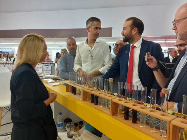 Κερδίζει τις εντυπώσεις το νέο δυναμικό πρόσωπο της Δυτικής Ελλάδας που απεικονίζεται στο περίπτερο της 86ης ΔΕΘ