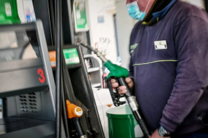 Στα 2,30 ευρώ «πέταξε» η αμόλυβδη στο κέντρο της Αθήνας!