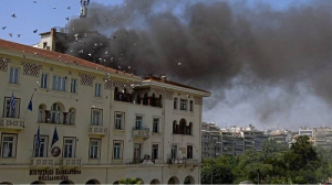 Θεσσαλονίκη: 2 διασωληνωμένοι από τη φωτιά σε κτήριο - 44 απεγκλωβισμοί