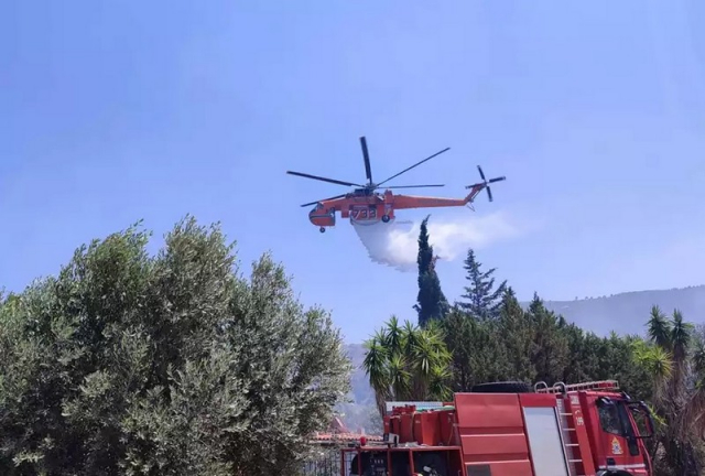 Φωτιά τώρα στη Γλυφάδα - Ισχυρές δυνάμεις στο σημείο