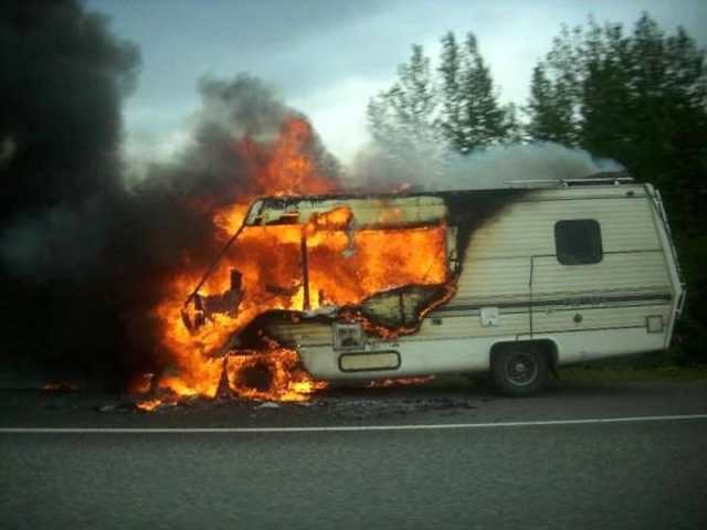 Φωτιά ξέσπασε τη νύχτα σε τροχόσπιτο στην Πλαγιά