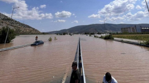 Εικόνες αποκάλυψης - Η στάθμη του νερού εξαφάνισε την Ε.Ο. Τρικάλων - Λάρισας