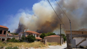 Αναζωπύρωση της φωτιάς στη Λέσβο – Εκκενώνεται το χωριό Βρίσα