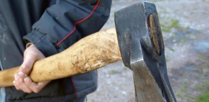 Βόλος: Πήγε με τσεκούρι να σκοτώσει τη γυναίκα του και την έσωσε η κόρη της!