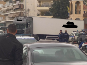 Νταλίκα – ψυγείο στο Γενικό Νοσοκομείο Λάρισας για να διατηρηθούν οι σοροί μέχρι την ταυτοποίηση