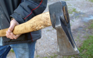 Θεσσαλονίκη: Σκηνές από ταινία τρόμου στη μέση του δρόμου – Πήγε να του επιτεθεί με τσεκούρι (ΒΙΝΤΕΟ)