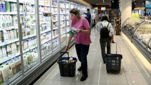 Τιμές «φωτιά» στα τρόφιμα - «Ποδαρικό» στο 2023 με νέες ανατιμήσεις