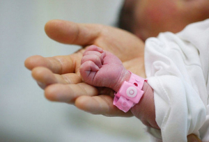 Με ΑΦΜ και ΑΜΚΑ από το μαιευτήριο πλέον τα νεογέννητα