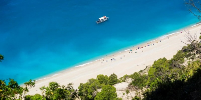 Εγκρεμνοί: Η εντυπωσιακή παραλία της Λευκάδας που θα σας μείνει αξέχαστη