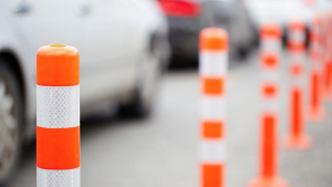 Παράνομα τα κολωνάκια σε δρόμο και πεζοδρόμια; – Τι πρέπει να γνωρίζω