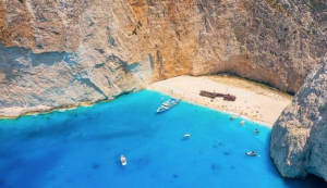 Ζάκυνθος: Τουρίστες ρισκάρουν τη ζωή τους για μια selfie στο Ναυάγιο