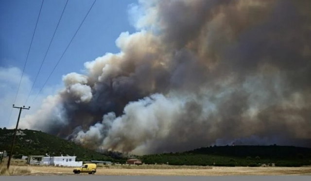Πύρινος κλοιός: Έκλεισαν οι έξοδοι 1 και 2 της Αττικής οδού – Στα Δερβενοχώρια το βάρος της Πυροσβεστικής