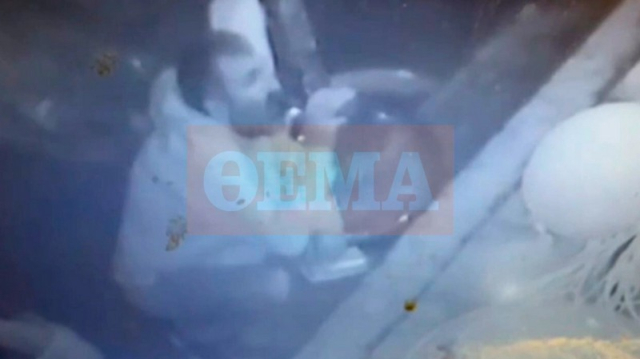 Ο Γεωργιανός έπινε στο πεζοδρόμιο, πήγε σπίτι και άρχισε να καρφώνει το πιρούνι με μανία στη σύζυγό του (video)