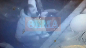 Ο Γεωργιανός έπινε στο πεζοδρόμιο, πήγε σπίτι και άρχισε να καρφώνει το πιρούνι με μανία στη σύζυγό του (video)