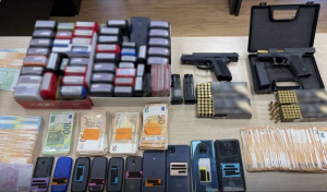 Έκλεψαν δεκάδες εκατομμύρια από το Δημόσιο μέσω ΦΠΑ - Κατασχέθηκαν πιστόλια, καραμπίνες και supercars
