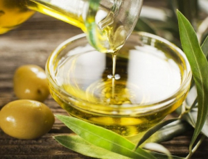 Καρδιολόγοι: «Ας περιορίσουμε το ελαιόλαδο, μην το αντικαταστήσουμε με άλλα έλαια»