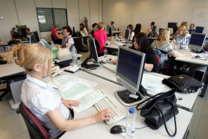 Μπόνους δύο μισθούς για 50.000 δημοσίους υπαλλήλους