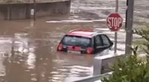 Θεσσαλονίκη: Άνοιξαν οι ουρανοί - Αυτοκίνητα «βούλιαξαν» σε δρόμους - ποτάμια