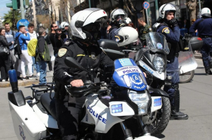 Ο Μηταράκης καταργεί την Πανεπιστημιακή Αστυνομία και φέρνει αστυνομικούς με… άλογα