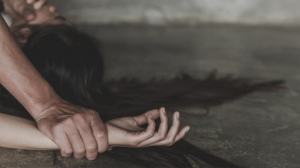 Προφυλακίστηκε ο αστυνομικός μαστροπός που εξέδιδε την 34χρονη από το Καμερούν