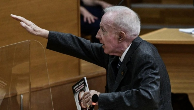 Η πρόεδρος «δεν είδε» ούτε αυτή την φορά τον ναζιστικό χαιρετισμό του Πλεύρη