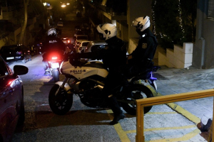 Συγκλονιστικό βίντεο από την ΕΛ.ΑΣ.: Αστυνομικοί απέτρεψαν αυτοκτονία πολίτη