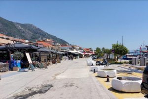 Εικόνες εγκατάλειψης – Σπασμένες πλάκες, καθιζήσεις και κίνδυνος για τους πεζούς