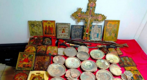 70χρονη έκρυβε γιαταγάνι, καριοφίλια και δεκάδες κεραμικά και εικόνες από την Ελληνιστική και Βυζαντινή περίοδο