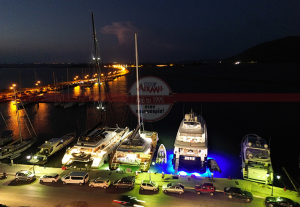 Παρέλαση αστραφτερών θαλαμηγών στην παραλία της Λευκάδας