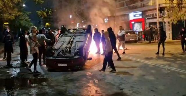 Θεσσαλονίκη: Ρομά αναποδογύρισαν αυτοκίνητα, ανάβουν φωτιές