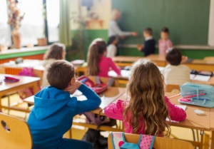 «Νομιμοποιούν» την υιοθεσία ομοφύλων ζευγαριών στην εκπαιδευτική ύλη των δημοτικών σχολείων!