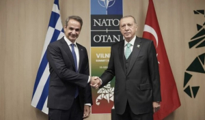 Επτά εθνικές μειοδοσίες σε μία χειραψία!