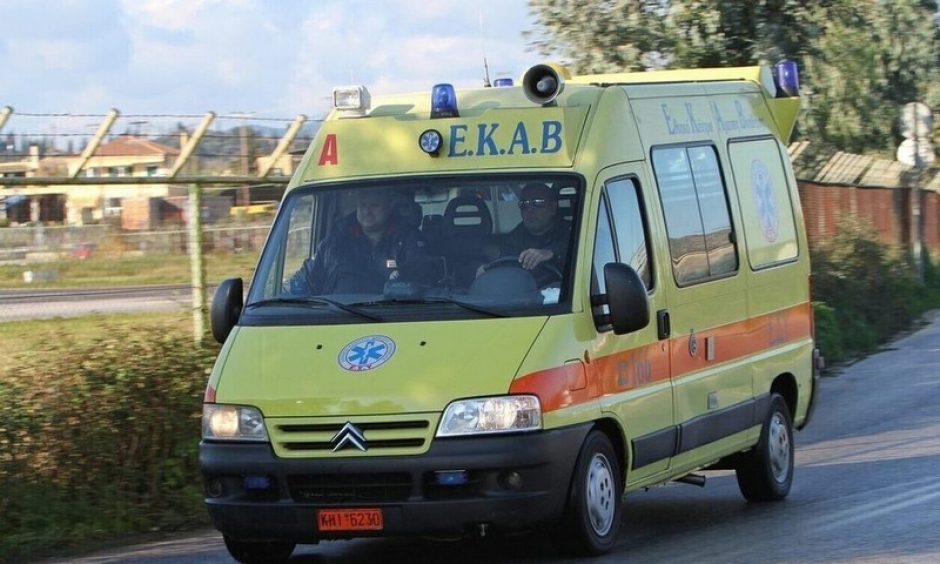 Σοβαρό τροχαίο στην Αρτέμιδα: 15χρονη κατέβηκε από σχολικό λεωφορείο και παρασύρθηκε από ΙΧ