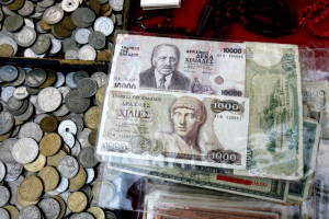 Δραχμές: 500 εκατομμύρια ευρώ φυλούν οι Έλληνες στα σεντούκια