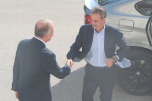 «Κάτω η χούντα του Μητσοτάκη», φώναζαν έξω από το ΥΜΑΘ (video)