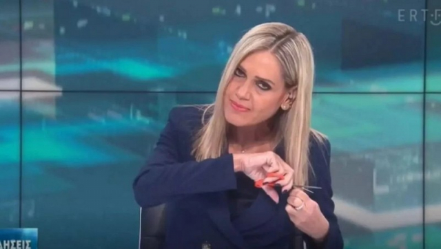 Παρουσιάστρια της ΕΡΤ έκοψε τα μαλλιά της στον «αέρα»: «Στεκόμαστε δίπλα στις Ιρανές»