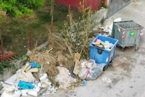 Πρέβεζα: Μηχανικός πέταξε μπάζα και γέμισε δρόμο της πόλης